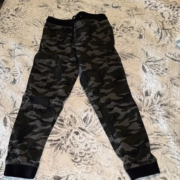 Forever 21 Men's Black and Gray Camo Twill Jogger - Picture 1 of 8